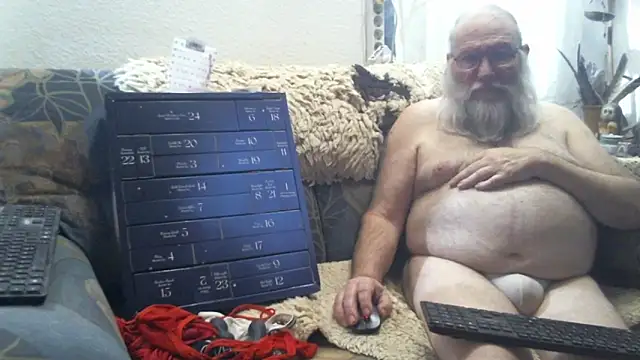 Snapshot of SexySantaC chatting on 12.02.25 SexySantaC online show from 12.02.25