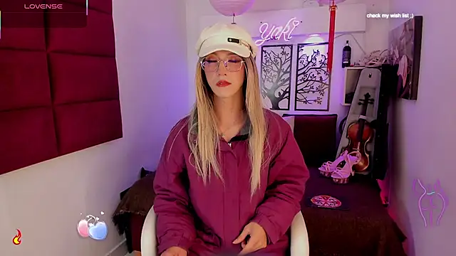 Snapshot of Yaki_Tai chatting on 09.22.25 Yaki Tai online show from 09.22.25