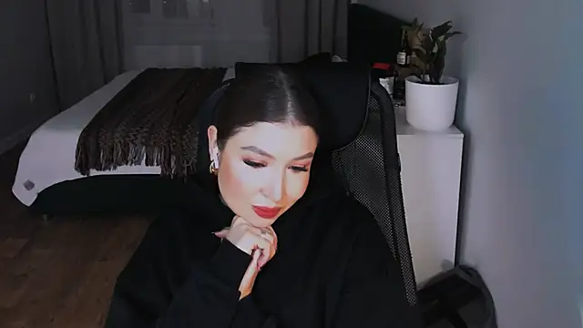 Snapshot of Eva_Chris chatting on 09.30.25 Eva Chris online show from 09.30.25