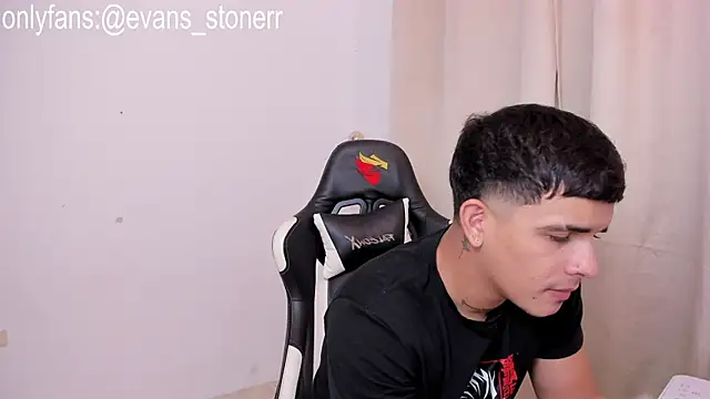 Snapshot of Evan_stoner chatting on 04.08.26 Evan stoner online show from 04.08.26