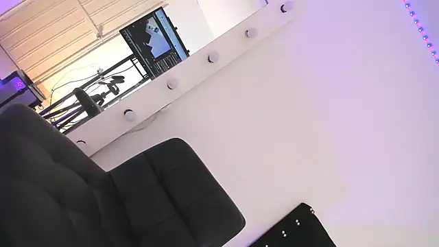 Snapshot of MistressMichell chatting on 04.19.26 MistressMichell online show from 04.19.26