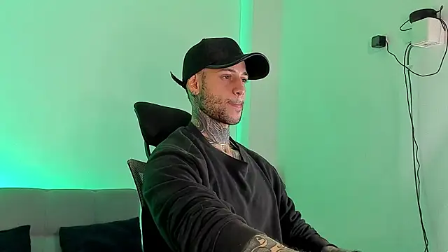 Snapshot of _jamesleandros1 chatting on 07.11.26 jamesleandros1 online show from 07.11.26