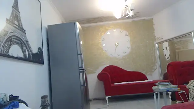 Snapshot of AnnaBellaLuckyXOXO chatting on 12.04.25 AnnaBellaLuckyXOXO online show from 12.04.25