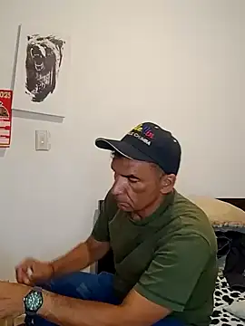 Snapshot of Daddy1972 chatting on 02.02.25 Daddy1972 online show from 02.02.25