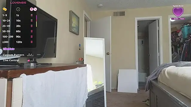 Snapshot of LoveSaraChristine chatting on 11.19.25 LoveSaraChristine online show from 11.19.25