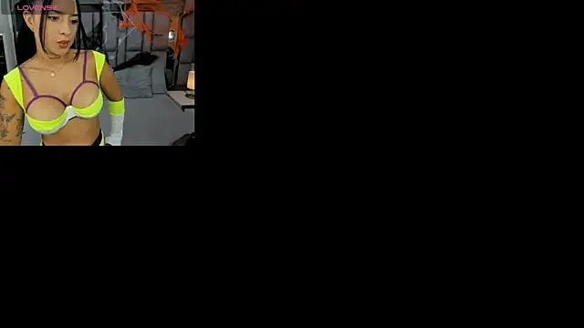 Snapshot of EMMAHILL1 chatting on 10.29.25 EMMAHILL1 online show from 10.29.25