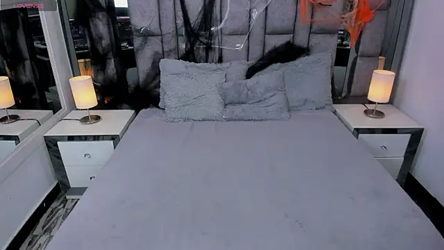 Snapshot of EMMAHILL1 chatting on 10.31.25 EMMAHILL1 online show from 10.31.25