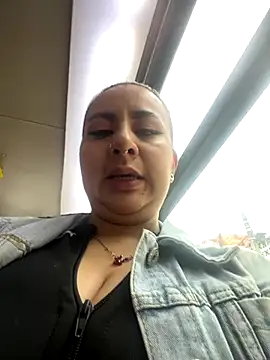 Abril Luv online show from 10.17.25