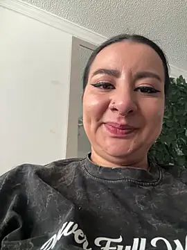 Abril Luv online show from 12.15.25