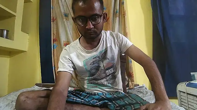 Snapshot of Cute_boy2000 chatting on 12.08.24 Cute boy2000 online show from 12.08.24