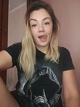 Snapshot of KrissSexi chatting on 10.31.25 KrissSexi online show from 10.31.25