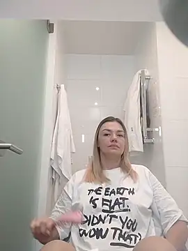 Snapshot of KrissSexi chatting on 11.11.25 KrissSexi online show from 11.11.25