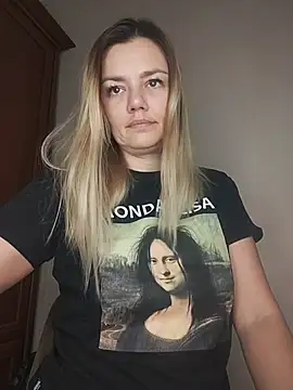 Snapshot of KrissSexi chatting on 11.15.25 KrissSexi online show from 11.15.25