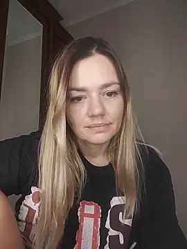 Snapshot of KrissSexi chatting on 11.18.25 KrissSexi online show from 11.18.25