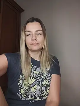 Snapshot of KrissSexi chatting on 11.19.25 KrissSexi online show from 11.19.25