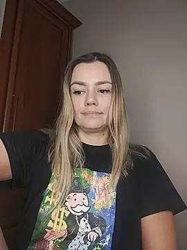 Snapshot of KrissSexi chatting on 11.21.25 KrissSexi online show from 11.21.25