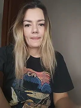 Snapshot of KrissSexi chatting on 11.22.25 KrissSexi online show from 11.22.25