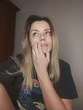 Snapshot of KrissSexi chatting on 11.28.25 KrissSexi online show from 11.28.25