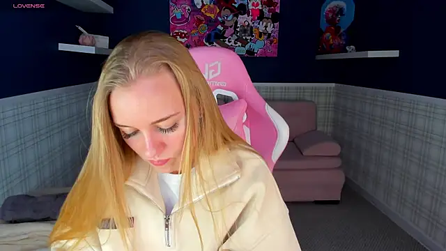 Snapshot of Barbie_Lis chatting on 11.30.25 Barbie Lis online show from 11.30.25