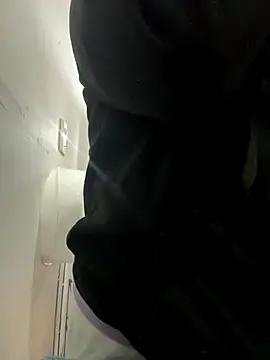 Snapshot of ZiaCalifa chatting on 11.20.25 ZiaCalifa online show from 11.20.25