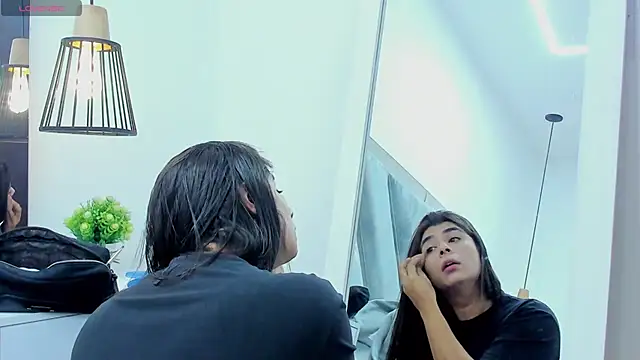 Snapshot of ZiaCalifa chatting on 11.21.25 ZiaCalifa online show from 11.21.25