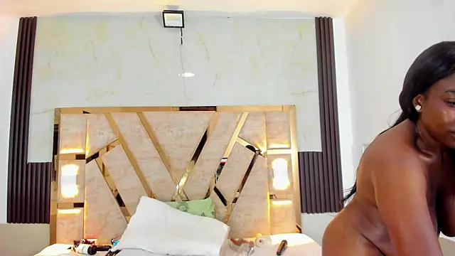 Athenea Mills online show from 01.24.25