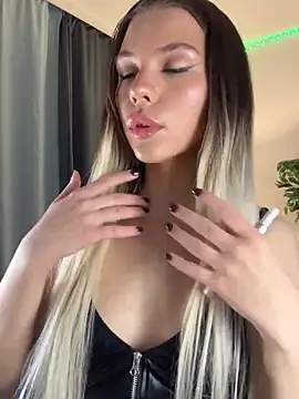 Snapshot of KittyKatyDream chatting on 02.09.25 KittyKatyDream online show from 02.09.25