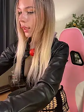 Snapshot of KittyKatyDream chatting on 12.22.25 KittyKatyDream online show from 12.22.25