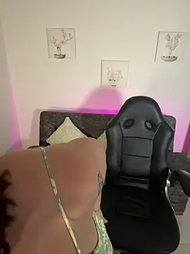 Snapshot of Megan_lu2 chatting on 11.23.25 Megan lu2 online show from 11.23.25