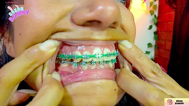 Roxanbunny1 online show from 11.28.25