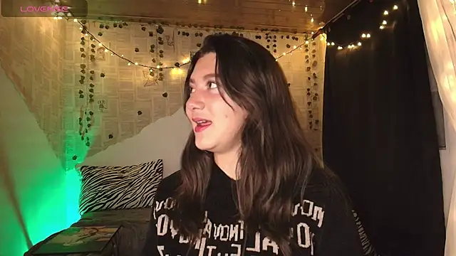 Snapshot of kisstarxxx chatting on 10.18.25 kisstarxxx online show from 10.18.25