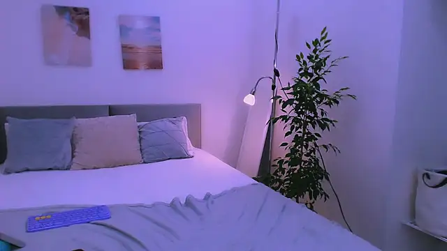 Snapshot of LesleySweet chatting on 12.20.25 LesleySweet online show from 12.20.25