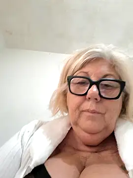 Snapshot of Merilulla chatting on 10.21.25 Merilulla online show from 10.21.25