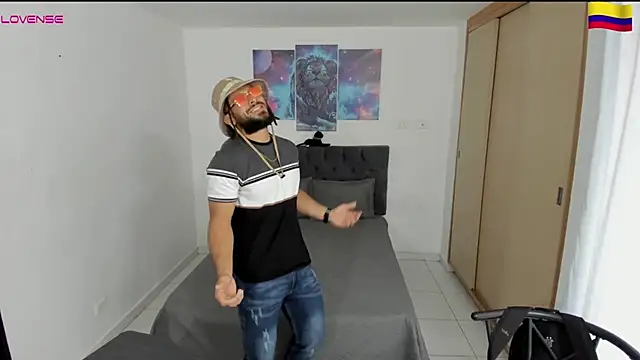 Snapshot of Louis_marley__ chatting on 12.30.24 Louis marley online show from 12.30.24