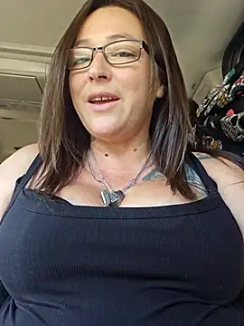 Snapshot of angelbaby1998 chatting on 10.18.25 angelbaby1998 online show from 10.18.25