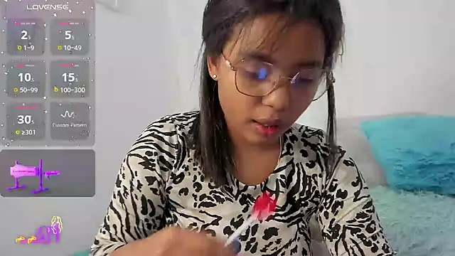 Snapshot of Aleja_DANS chatting on 02.13.25 Aleja DANS online show from 02.13.25