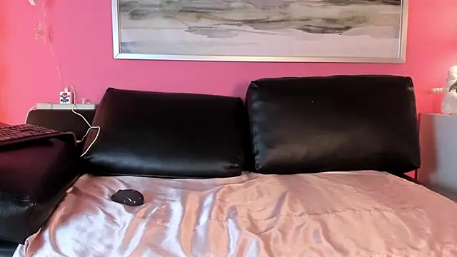 Tiffanysurez  online show from 03.15.25