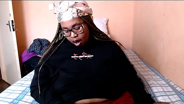 Snapshot of ZOQULUx chatting on 06.25.26 ZOQULUx online show from 06.25.26
