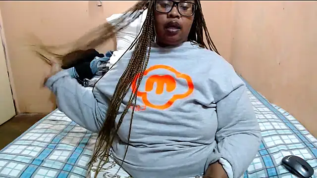 Snapshot of ZOQULUx chatting on 06.26.26 ZOQULUx online show from 06.26.26