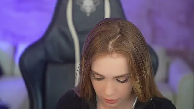 Snapshot of Anabelka054 chatting on 10.21.25 Anabelka054 online show from 10.21.25