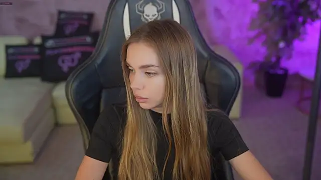 Snapshot of Anabelka054 chatting on 11.18.25 Anabelka054 online show from 11.18.25