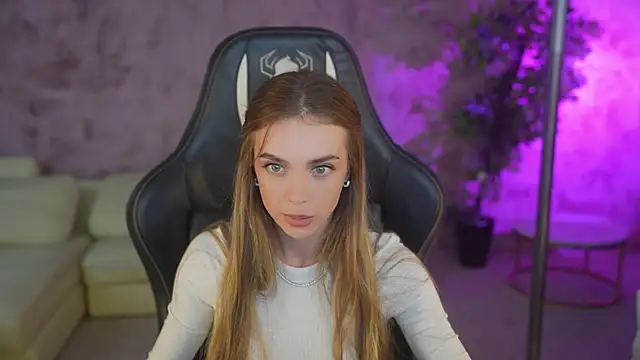 Snapshot of Anabelka054 chatting on 11.19.25 Anabelka054 online show from 11.19.25