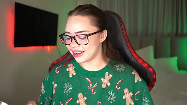 Snapshot of VixenMia chatting on 12.14.24 VixenMia online show from 12.14.24