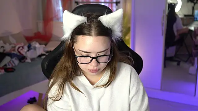 Snapshot of VixenMia chatting on 12.23.24 VixenMia online show from 12.23.24