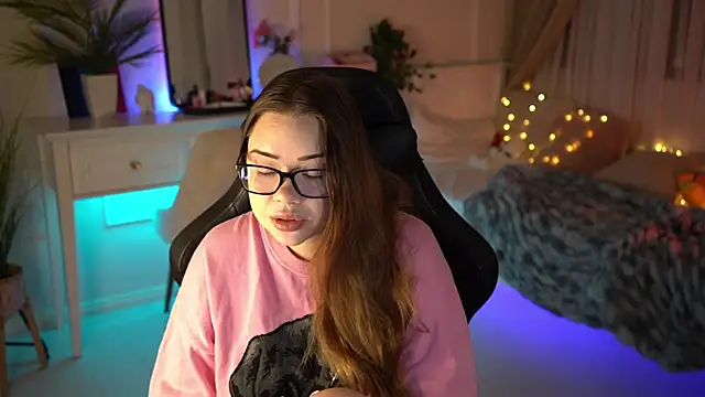 Snapshot of VixenMia chatting on 02.07.25 VixenMia online show from 02.07.25