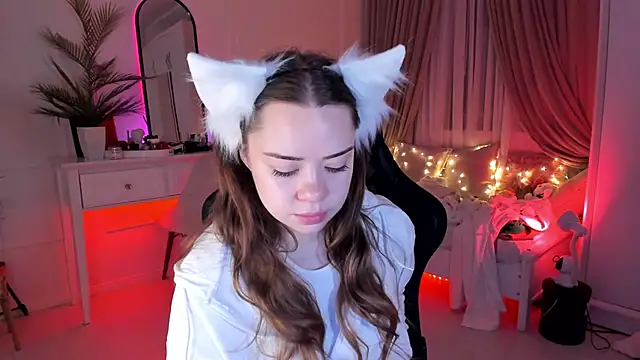 Snapshot of VixenMia chatting on 02.15.25 VixenMia online show from 02.15.25