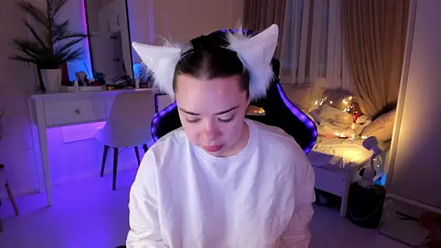 Snapshot of VixenMia chatting on 02.22.25 VixenMia online show from 02.22.25