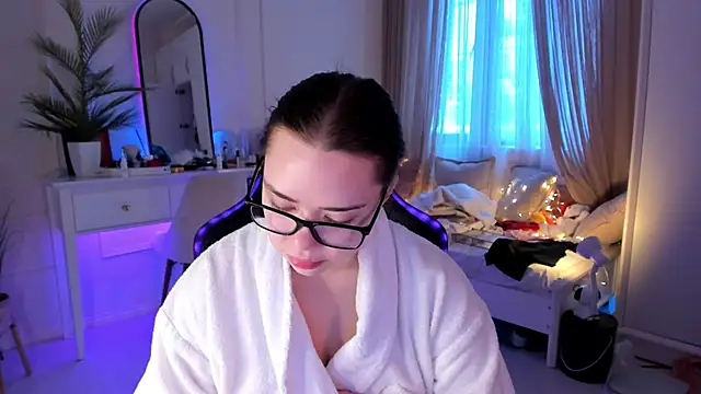 Snapshot of VixenMia chatting on 02.25.25 VixenMia online show from 02.25.25