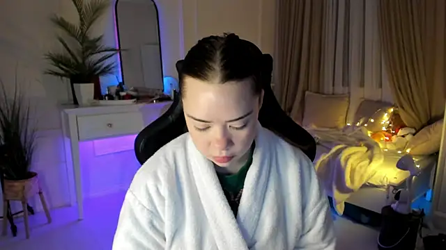 Snapshot of VixenMia chatting on 02.26.25 VixenMia online show from 02.26.25