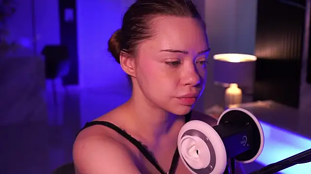 Snapshot of VixenMia chatting on 12.01.25 VixenMia online show from 12.01.25